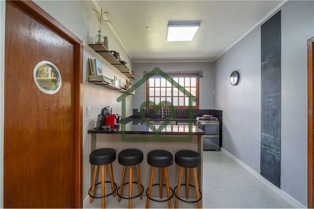 Imagem Casa com 4 dormitórios (1 suíte com closet), sacada em todos os quartos, estar íntimo com lareira...
