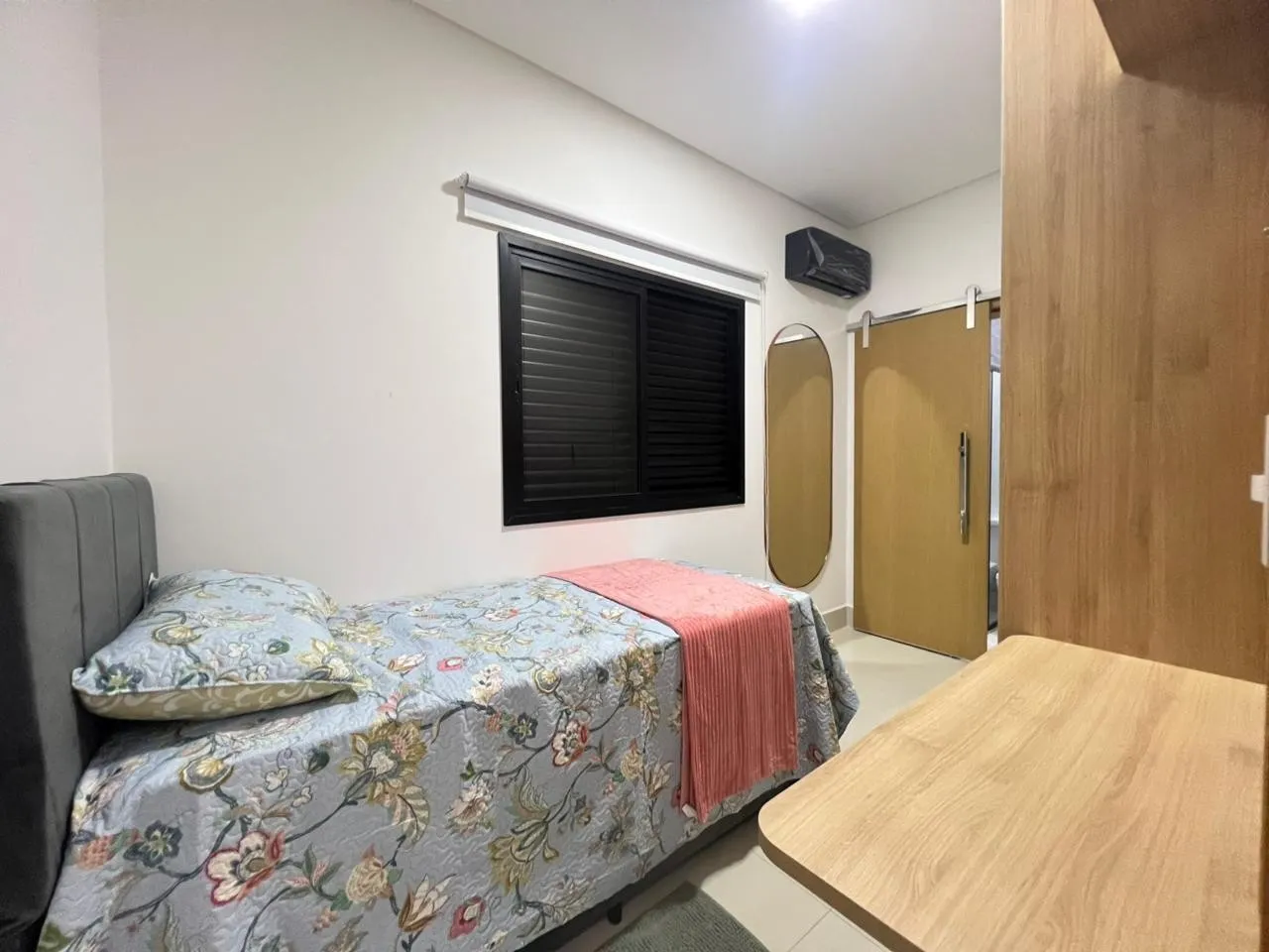 Imagem Casa para Venda em Praia Grande, Caiçara, 3 dormitórios, 2 suítes, 2 banheiros, 2 vagas