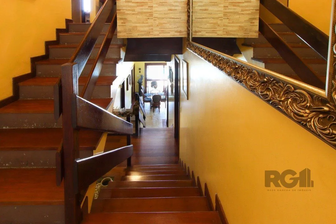 Imagem Casa com 4 dormitórios, sendo 1 suíte, com 2 vagas cobertas, no bairro Nonoai, Porto Alegre, RS