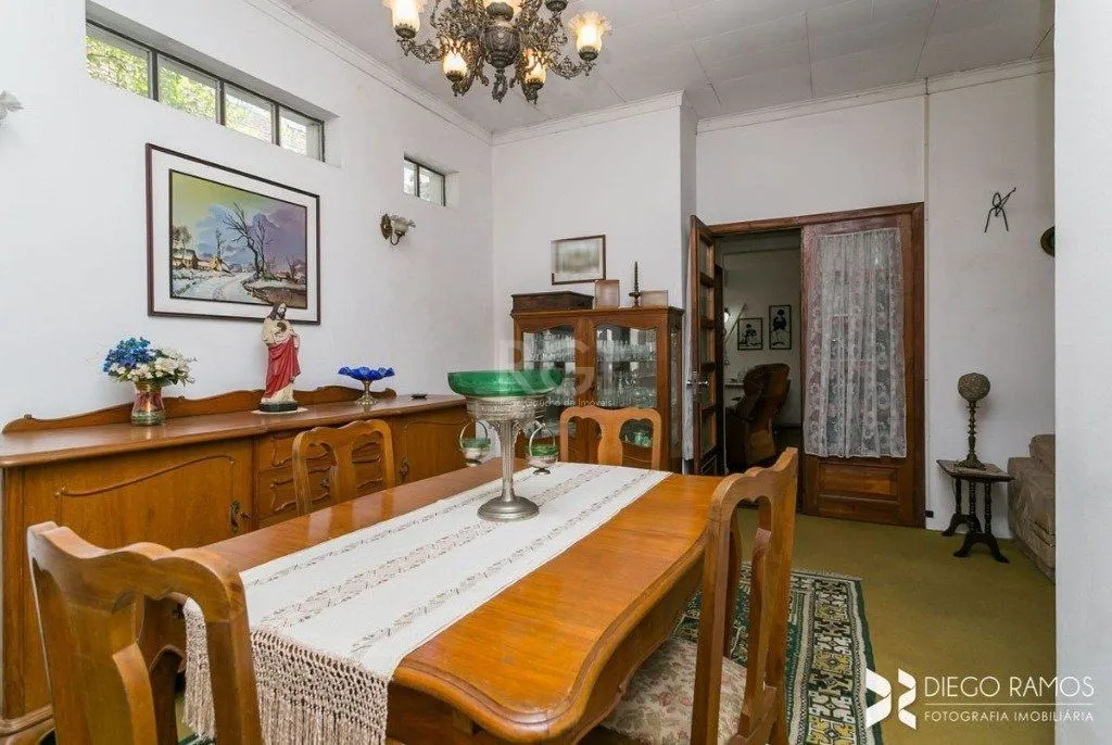 Imagem Casa para Venda - 198m², 3 dormitórios, sendo 1 suites, 4 vagas - Petrópolis