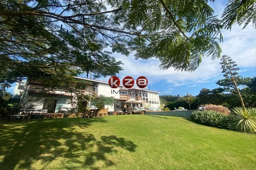 Imagem Luxuosa mansão de 4 quartos e 2 suítes com 24 vagas de garagem no Parque São Jorge, Avaré-SP: 800m² de pura elegância!