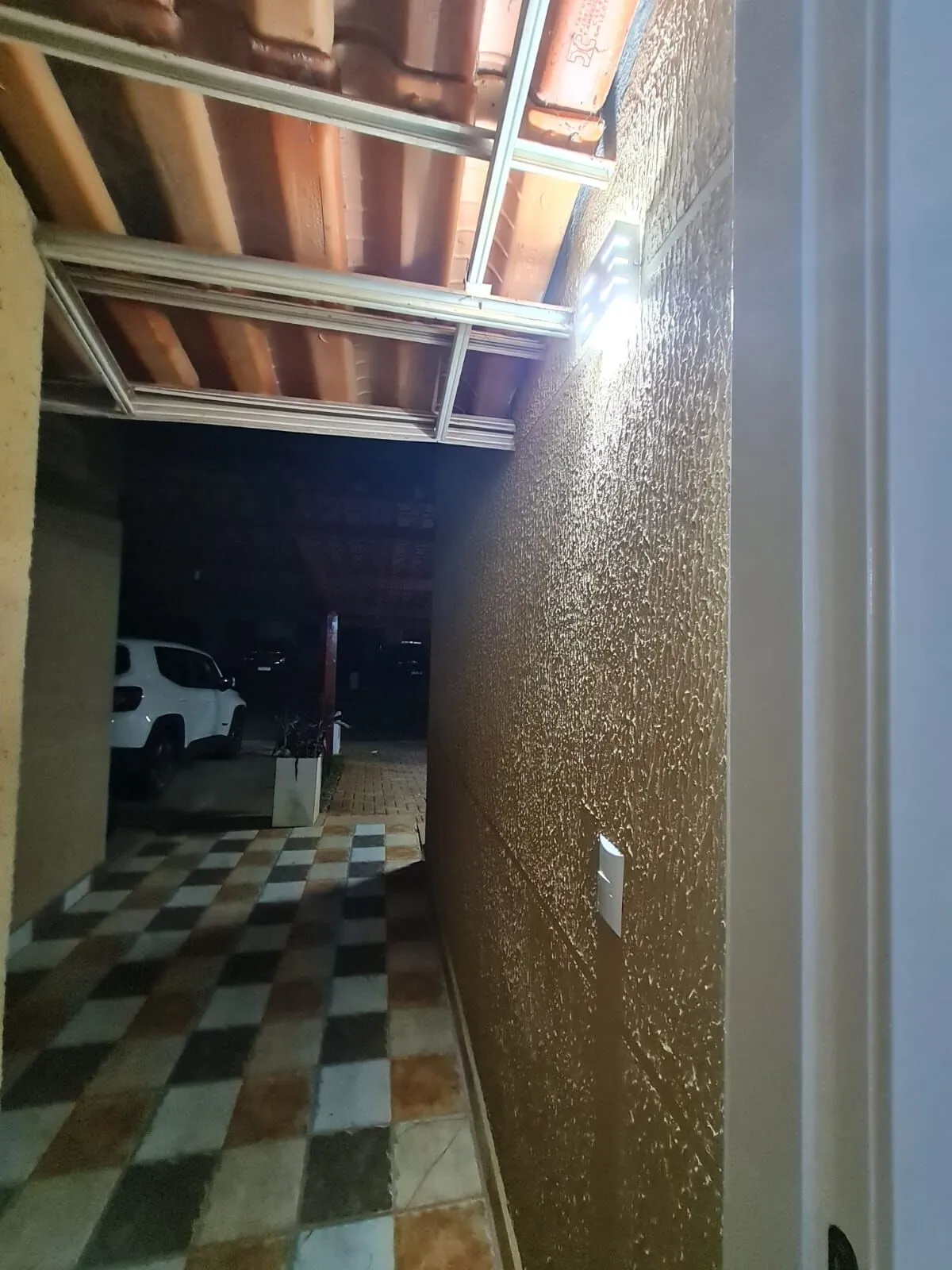Imagem Casa térrea em condomínio. 2 quartos com 2 vagas.