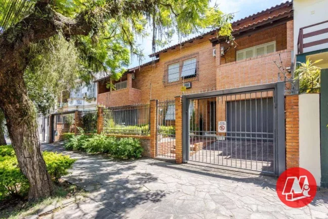 Foto do imóvel No bairro Rio Branco, casa de 337 m², semimobiliáda, 4 dormitórios, 3 vagas, jardim com piscina.