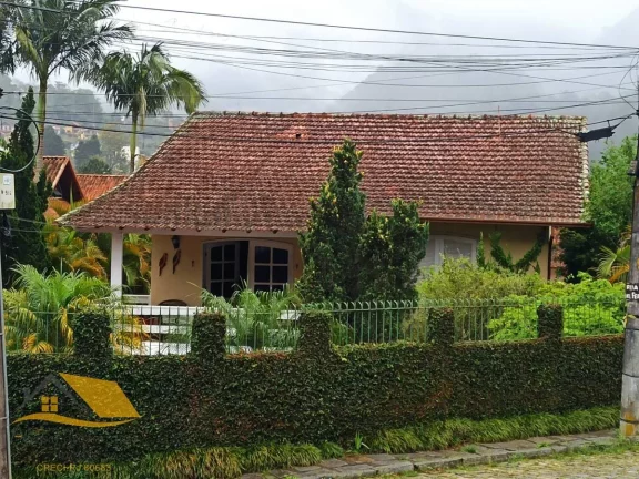 Vendo casa de alto padrão no Cônego, com 6 quartos em Rua Luís José Faccacio
