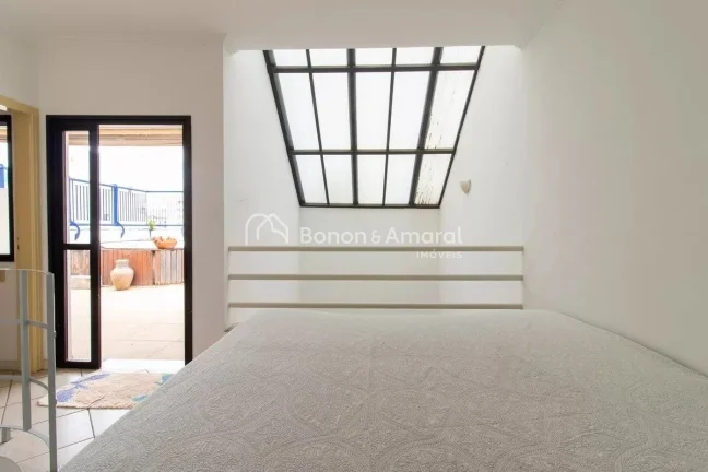 Imagem Localizado em Campinas, este espaçoso apartamento oferece um ambiente confortável e funcional. Com...