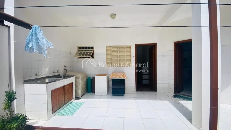 Imagem Casa rústica no San Conrado, com varanda e lindo jardim frontal. 
Terreno amplo de 764 m², com gra...