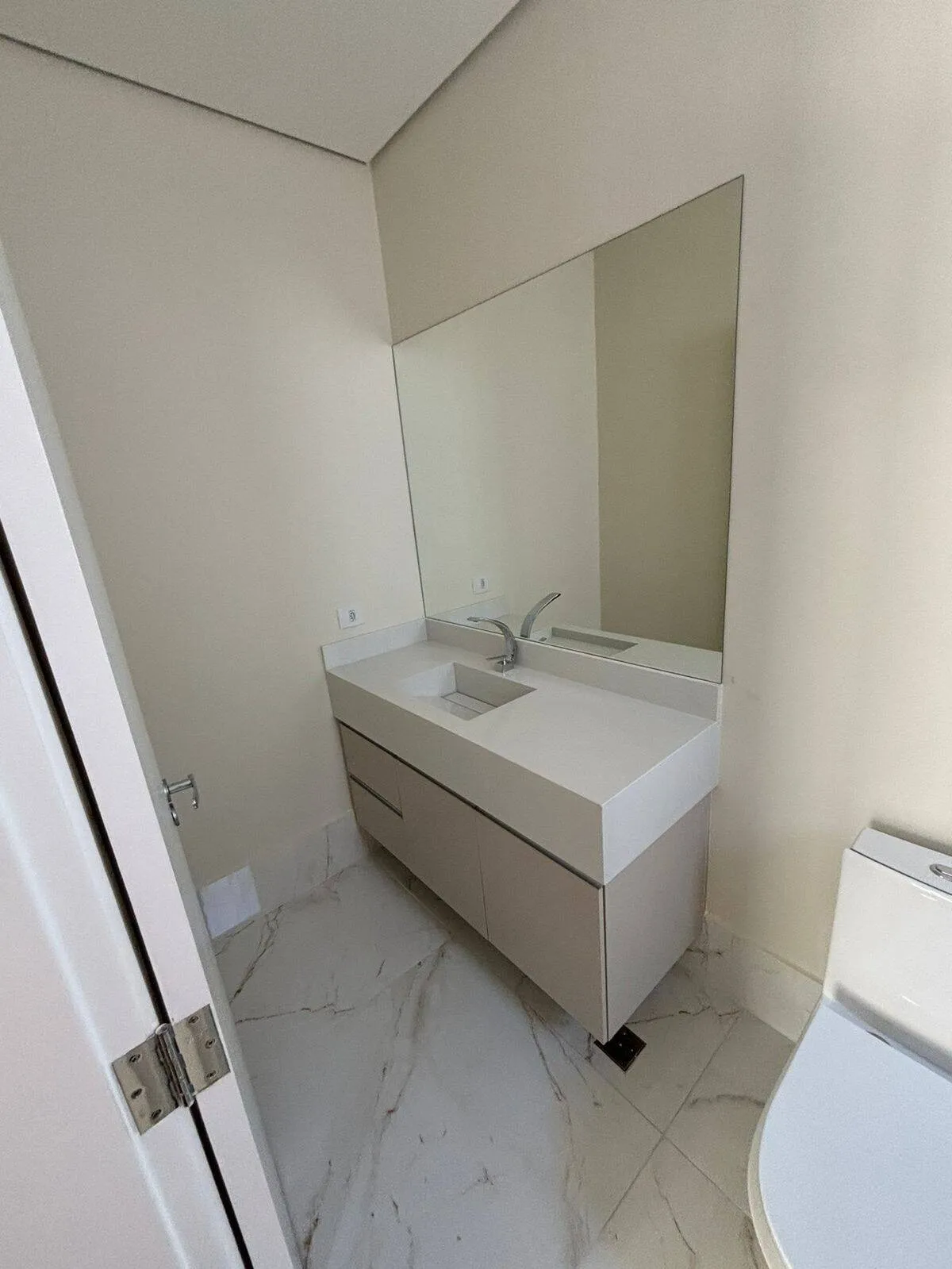 Imagem Casa Nova Planejada em Alphaville - 4 Dormitórios, 2 Suítes, Área de Lazer Completa e 4 Vagas