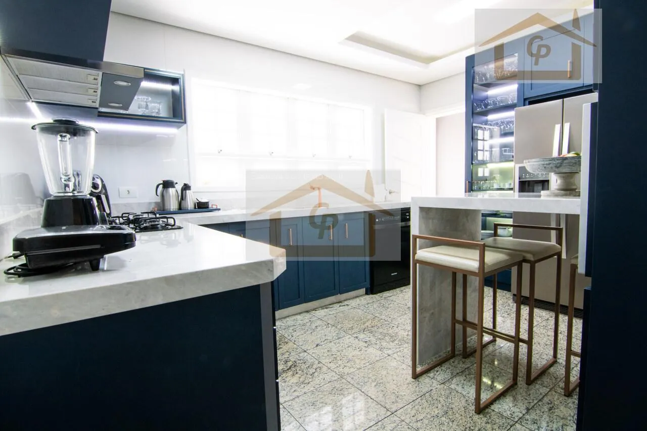 Imagem Casa de estilo Neo-Clássico recém-reformada e ampliada, 4 quartos sendo 2 suítes, 4 vagas