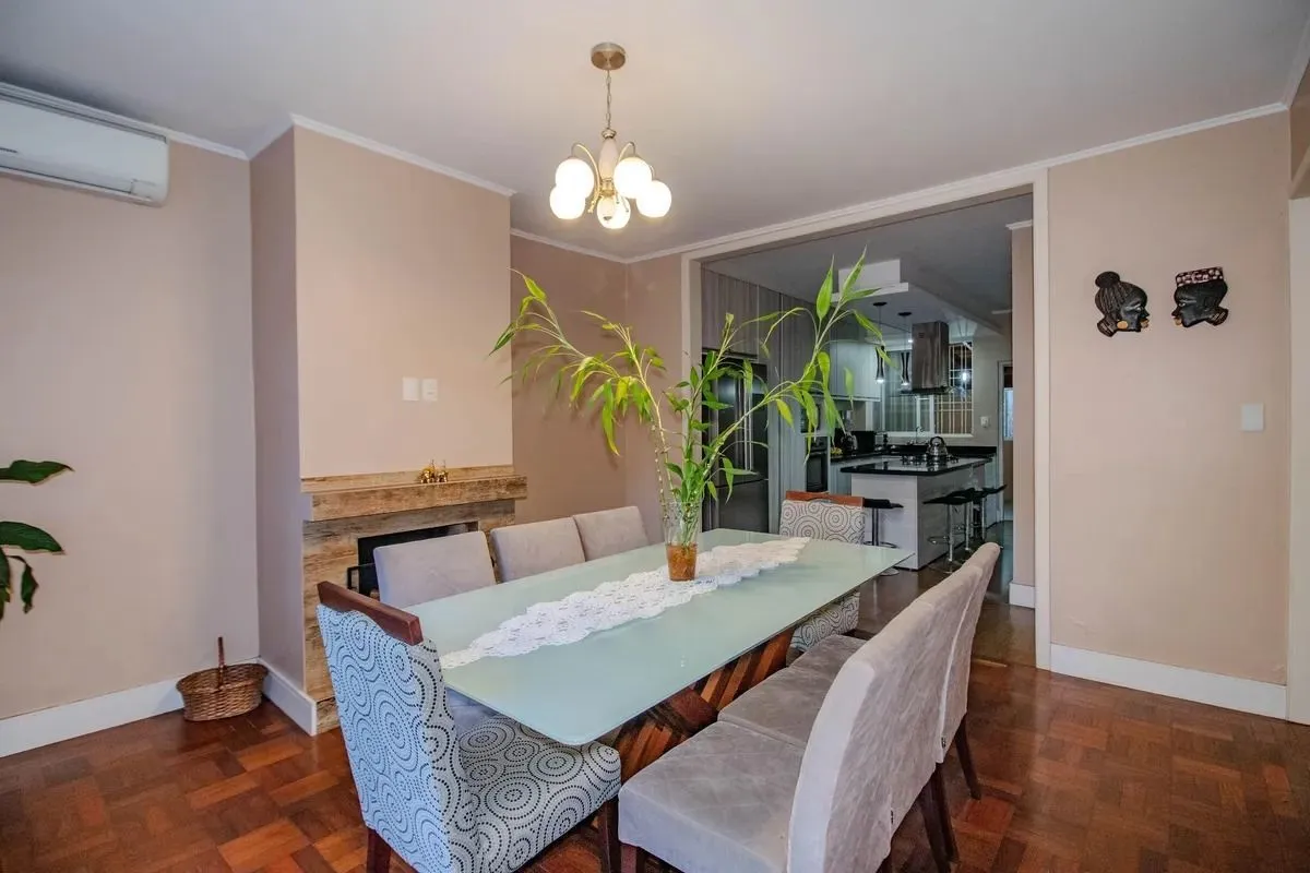 Imagem Casa Reformada com 5 Dormitórios e Amplo Pátio