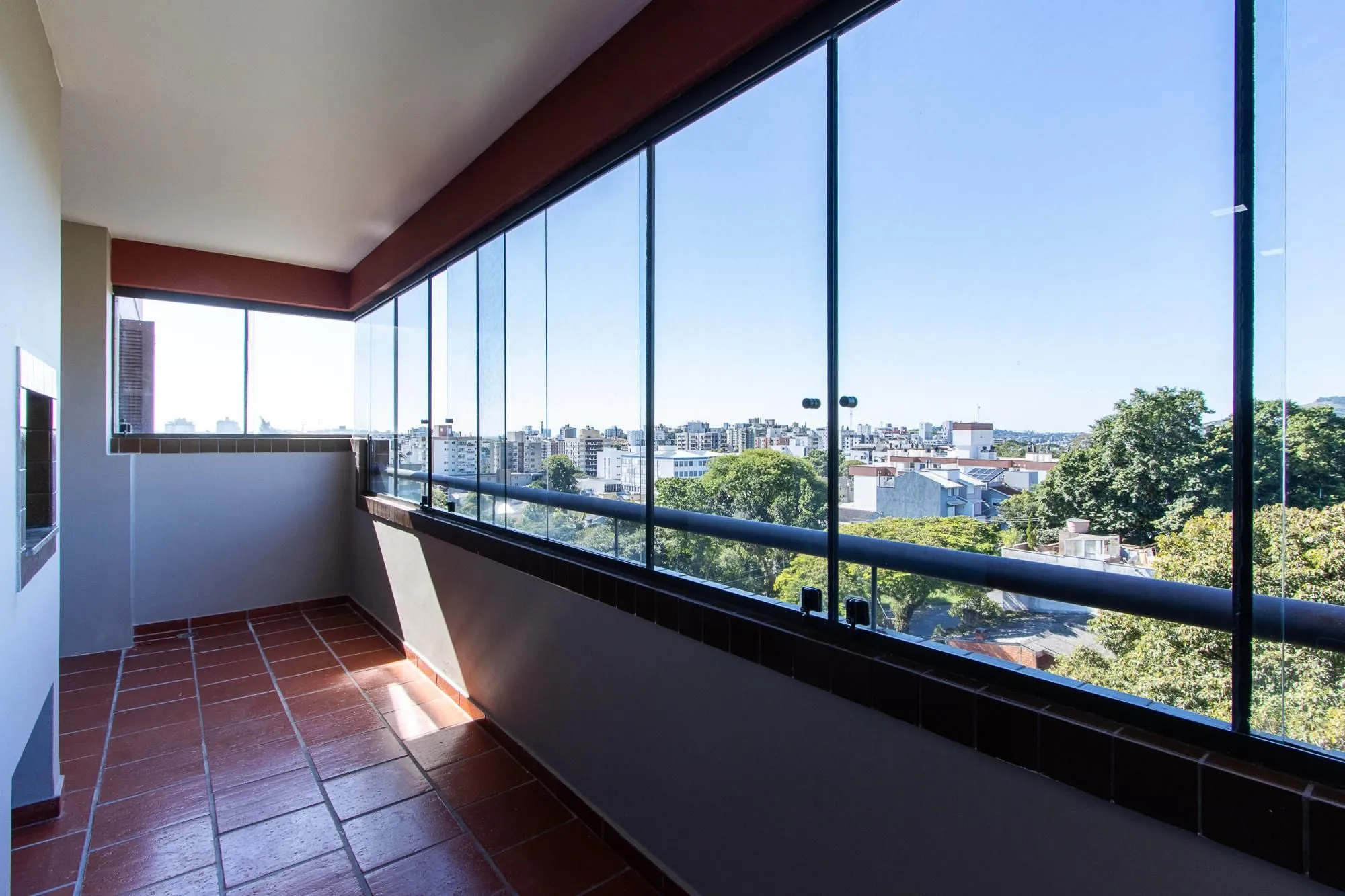 Imagem Apartamento de 2 dormitórios, 1 suíte e 2 vagas de garagem no bairro Tristeza.