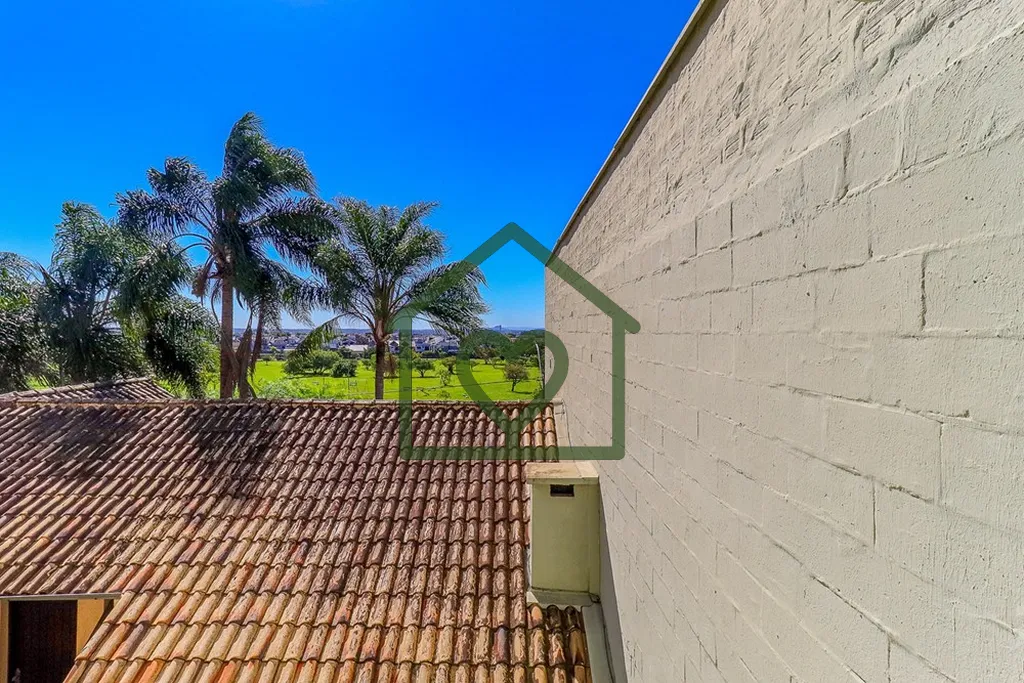 Imagem Excelente Casa/Sobrado de 155m² privativos; logo na entrada 3 vagas de garagem, sendo duas cobertas...