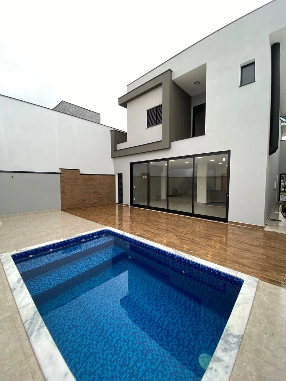 Imagem Casa de alto padrão no Parque Ibiti Reserva em Sorocaba-SP: 3 quartos, 3 suítes, 3 salas, 5 banheiros e 4 vagas.