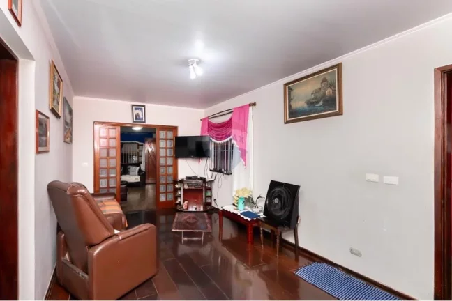 Imagem Casa bem localizada com 4 dormitórios, 2 vagas de garagem.