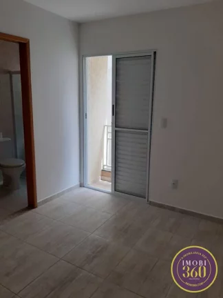 Imagem Casa em Condomínio Fechado com 02 Suítes com 02 vagas de garagem na Vila RéRé