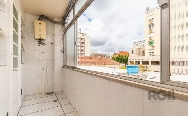 Imagem Apartamento no bairro Floresta de 2 dormitórios dependência e vaga DESOCUPADO