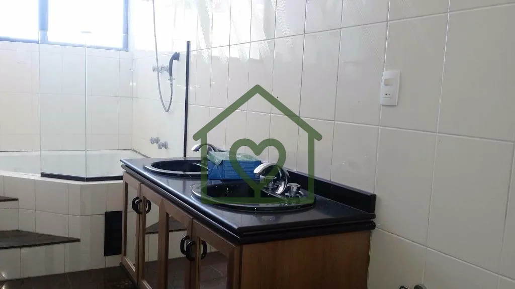 Imagem Casa triplex, residencial e comercial, com 4 dormitórios (todos suíte), 06 salas e 3 vagas de gara...