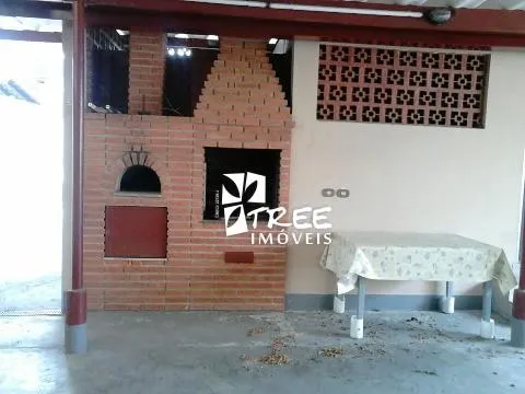 Imagem LOCAÇÃO COMERCIAL DE CASA NO JARDIM PLANALTO, EM ARUJÁ/SP, 400m² com 4 dorm, 3 salas, quintal amplo, churrasqueira e garagem p/ 4 autos. CONSULTE-NOS.