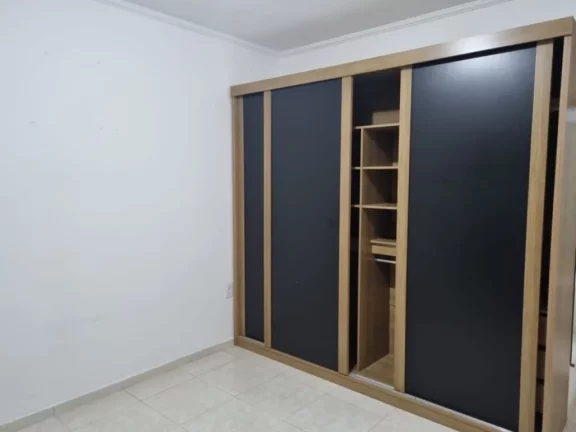 Imagem Sobrado individual à venda no Maracanã em Praia Grande-SP, com 2 dormitórios sendo suítes, sala ampla, cozinha com armários planejados, 1 lavabo, banheiro com box e gabinete, lavanderia, churrasqueira, vaga de garagem, portão em alumínio, a 150 metros da 