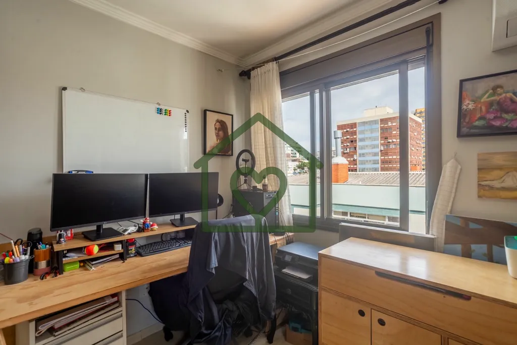 Imagem Excelente apartamento no bairro Menino Deus com 2 dormitórios, sendo 1 suíte. Possui living para 2...