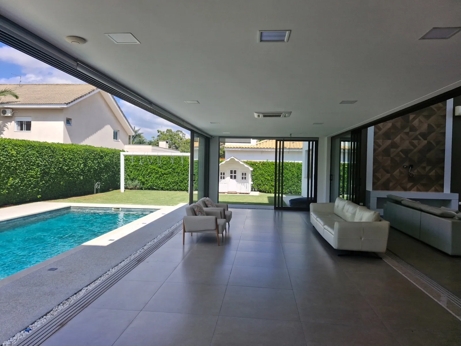 Imagem Casa de alto padrão para locação no Lago Azul Golf Club, Araçoiaba da Serra, com 4 suítes, piscina aquecida e 465 m²