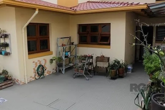 Imagem Excelente casa de 287m² com 3 dormitórios e 4 vagas.