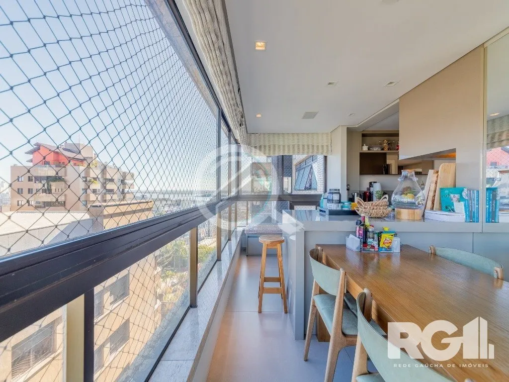 Imagem EXCLUSIVIDADE. Belíssimo apartamento com 245 m², mobiliado, com 3 suítes no bairro Moinhos de Ven...