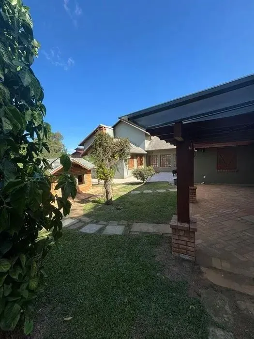 Imagem Residência de Luxo em Condomínio Fechado com 4 Dormitórios, 3 Suítes e Área de Lazer Privativa - São Lucas, Viamão/RS