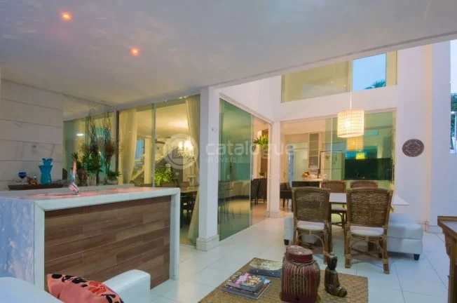 Imagem Linda Casa no Cond. Padre Monte com 5 suites
