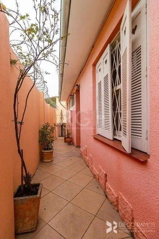 Imagem Casa térrea à venda, com 2 suites, 3 banheiros, edicula, pátio, 2 vagas - Bairro Medianeira
