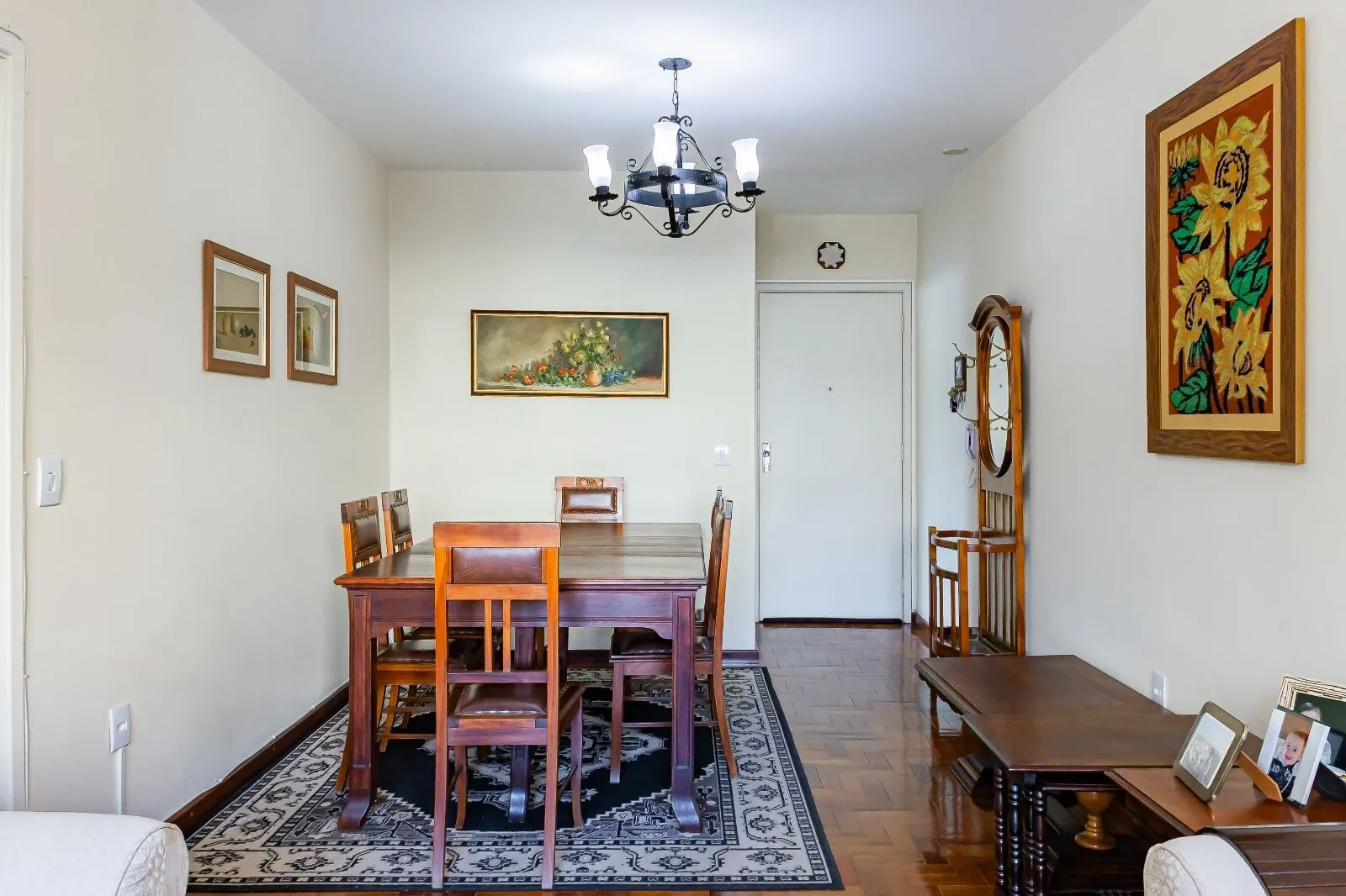 Imagem Apartamento a venda com dois dormitorios e vaga coberta no bairro Menino Deus.