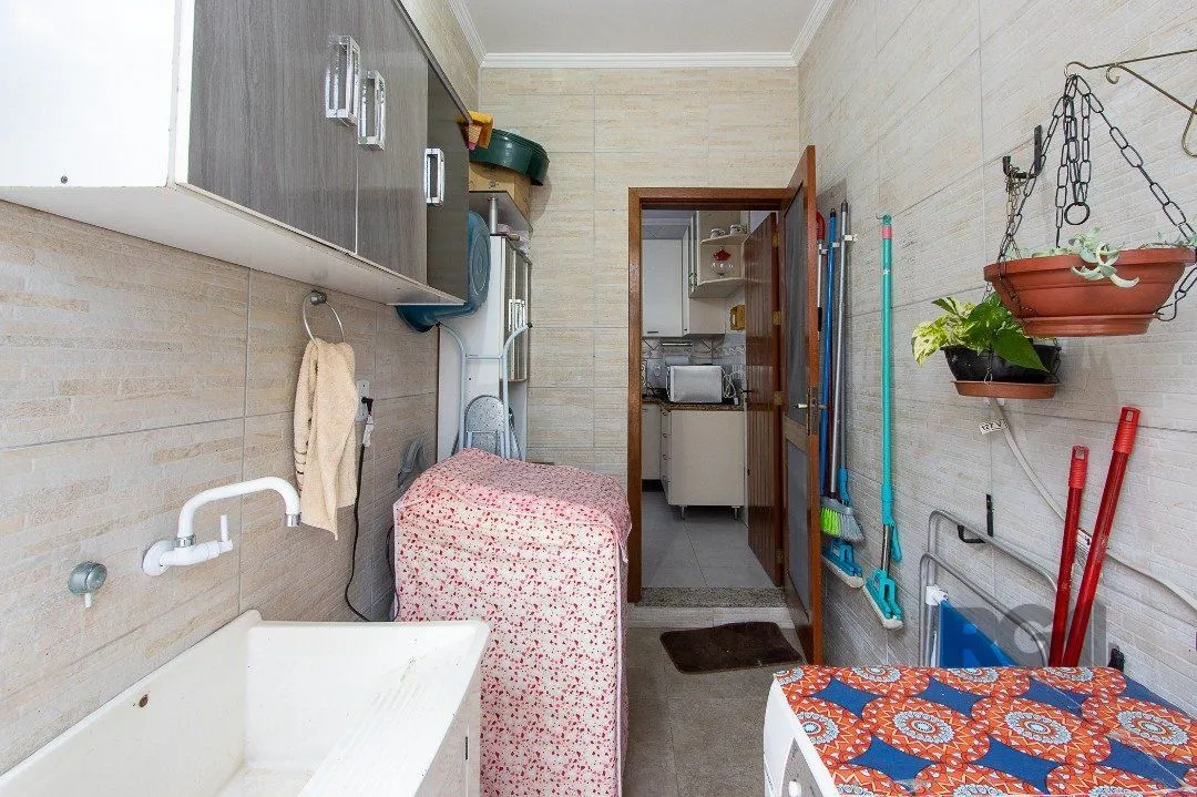 Imagem Casa para Venda com 3 dormitórios, sendo 1 suítes e 2 vagas no bairro Hípica