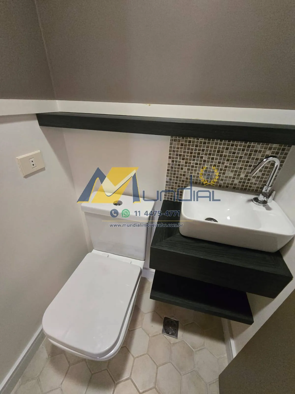 Imagem Conjunto comercial pronto para uso no 11º andar, ideal para escritórios