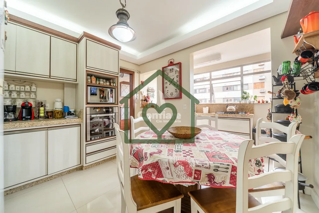 Imagem Apartamento amplo, 1 por andar, com 201m² privativos, localizado em prédio de esquina. Conta com 4...