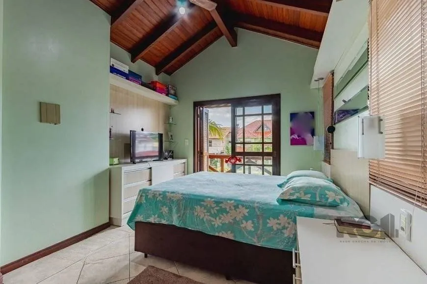 Imagem Excelente casa de 209m² com 3 dormitórios, piscina e 3 vagas de garagem.