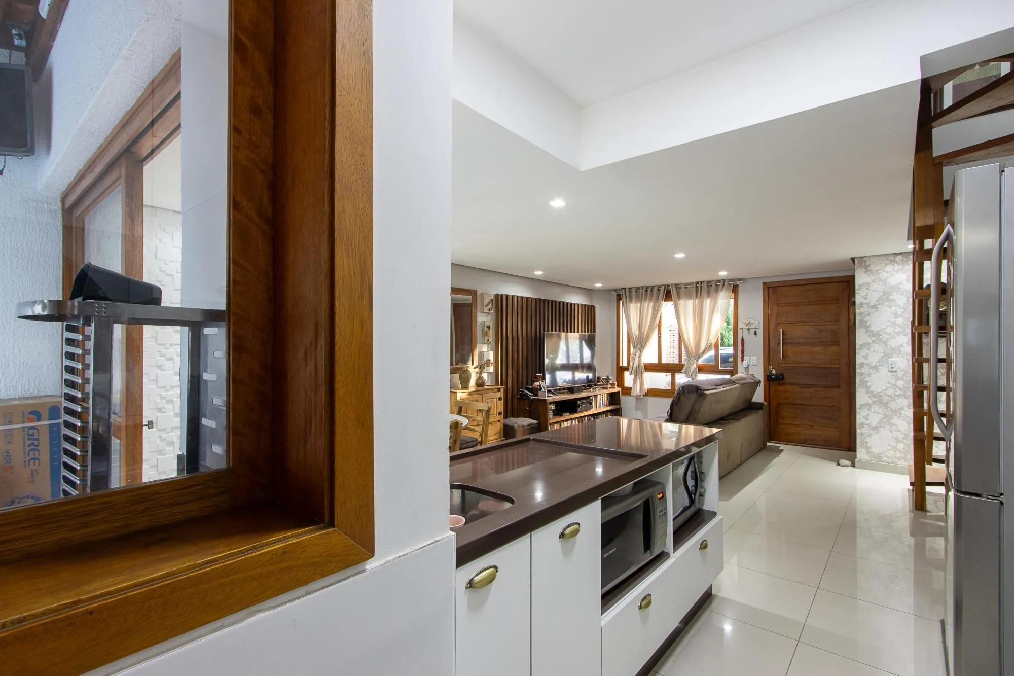 Imagem Casa de condomínio, 3 quartos, 1 suíte, piscina e 2 vagas de garagem;