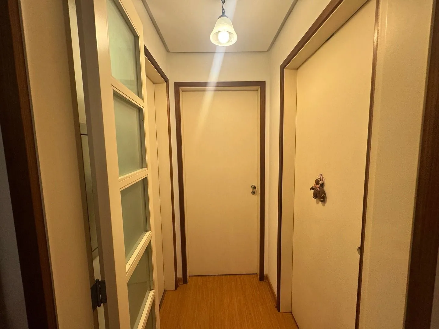 Imagem Apartamento dois dormitórios ( uma suíte) garagem/depósito Bairro Menino Deus