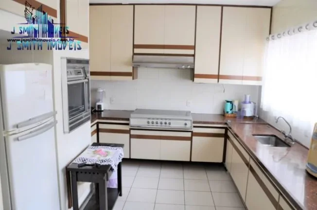 Imagem CASA DE ALTO PADRÃO NUM DOS MELHORES CONDOMÍNIOS DA REGIÃO DA GRANJA VIANA, COM CAMPO DE GOLF.

A...