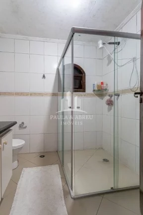 Imagem Excelente Assobradado de Esquina, 292m², 4 Quartos, 2 Suítes, 1 Vaga, Churrasqueira, Financia, está dividida em 2 casas, no Centro de Ribeirão Pires-SP