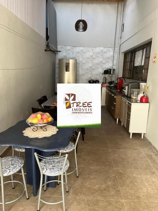 Imagem LOCAÇÃO DE SOBRADO NO ARUJAMÉRICA, EM ARUJÁ/SP, 450m² com 4 quartos, suíte com A/C, varanda, 4 salas, quintal, lavandeira e 4 vagas. CONSULTE-NOS.
