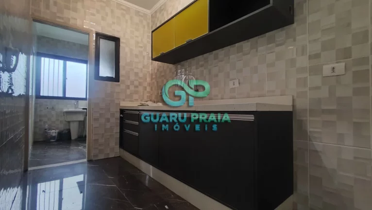 Imagem 3 quartos, sala para 2 ambientes com sacada, reformado, piso em porcelanato, cozinha com armários, banheiro social e de serviço, área de serviço.