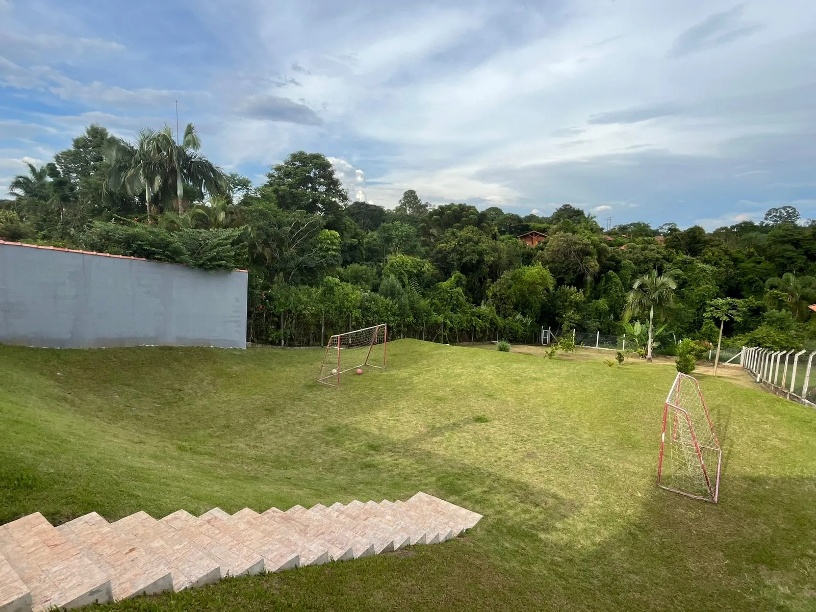 Imagem Chácara com 2.112,00m² Localizado no Condomínio Vitassay.