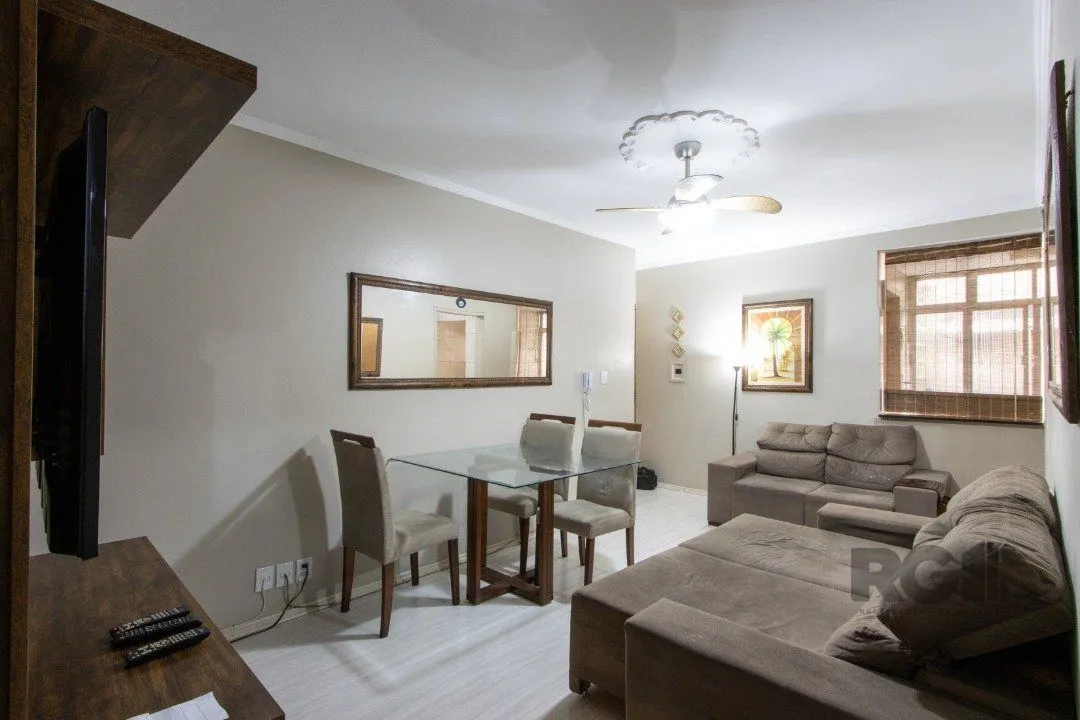 Imagem Apartamento com 70m² de área privativa, possui 3 dormitórios, sala para 2 ambientes, banheiro social, cozinha com móveis planejados e área de serviço.
