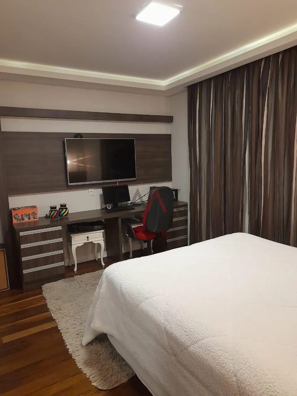 Imagem Sobrado Moderno com 2 Suítes, Sacadas e Excelente Acabamento