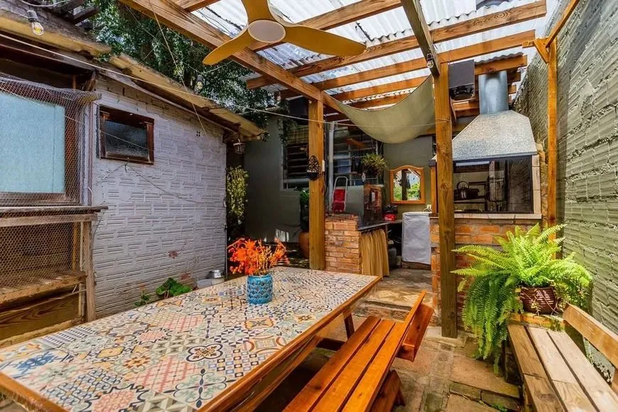 Imagem Casa térrea com 3 dormitórios, amplo pátio e 2 vagas de garagem cobertas.