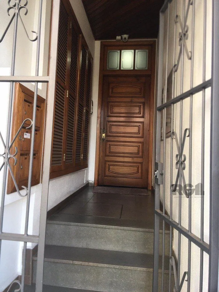 Imagem Prédio comercial com 02 lojas e 06 salas no bairro Jardim Itu, Porto Alegre/RS