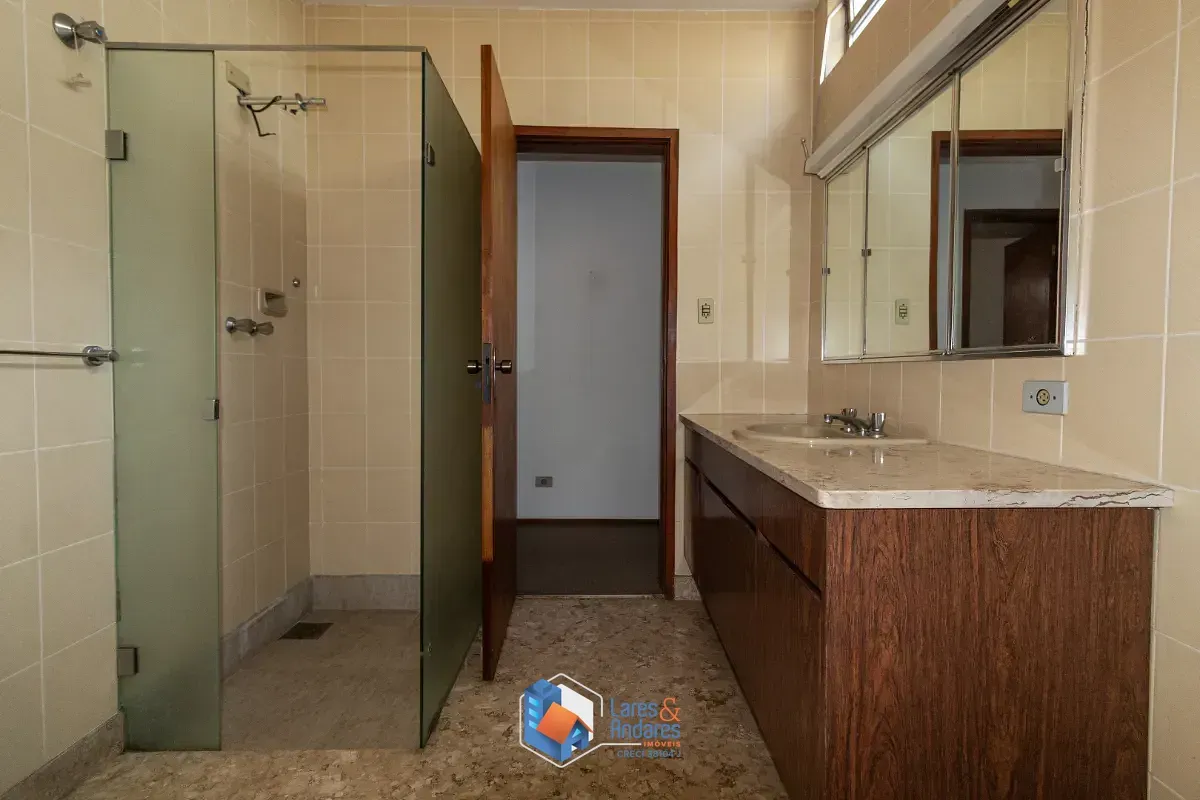 Imagem Sobrado para venda em Moema com 5 quartos, sendo 1 suíte, 209m²