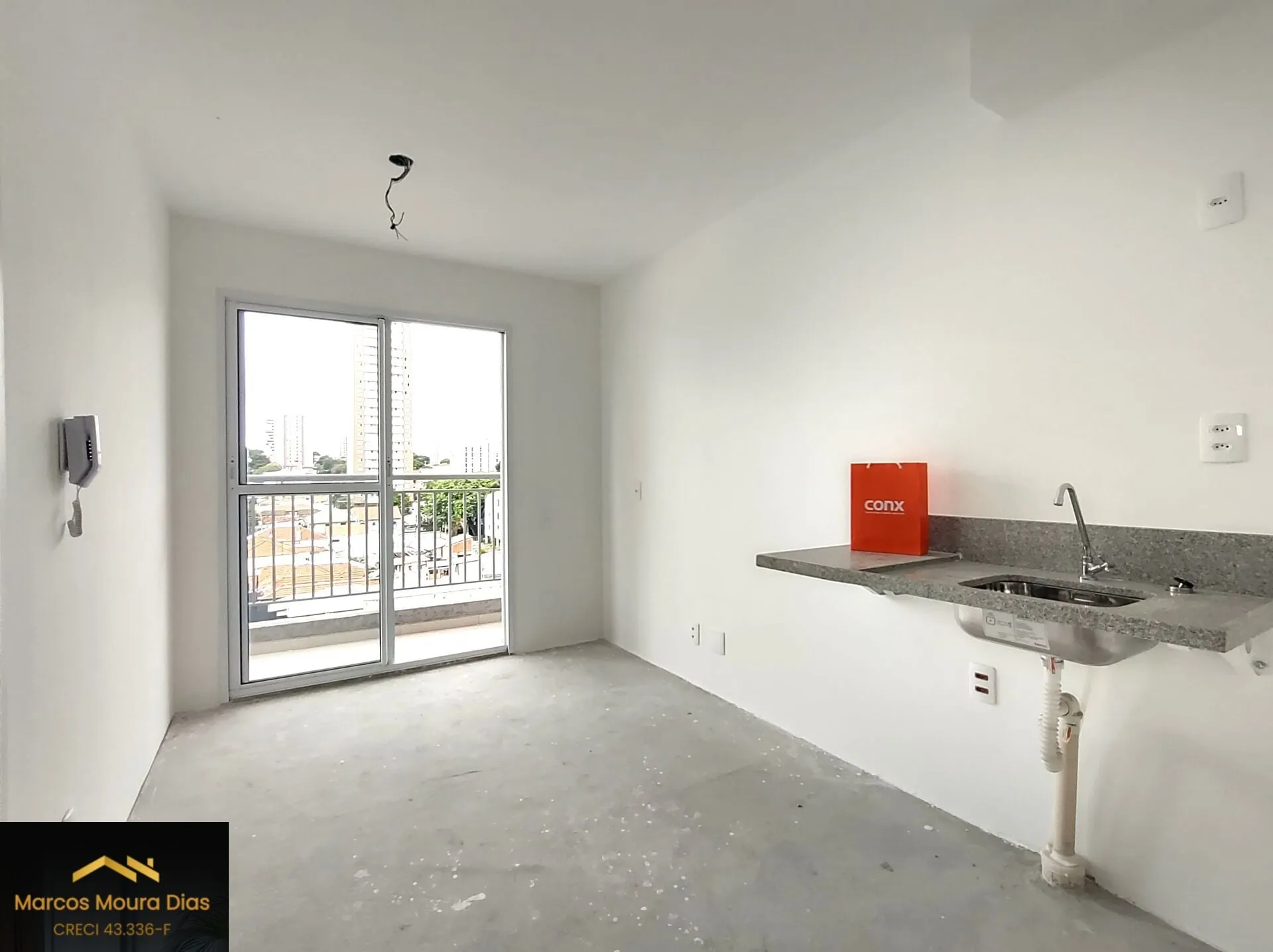Imagem Apartamento ( Studio) com 1 Dormitório na Vila Romana, Novo, Vista Livre. Banheiro com Janela