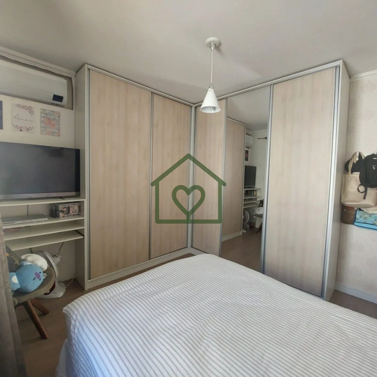 Imagem Excelente oportunidade para quem busca um apartamento no bairro Santana, em Porto Alegre.

O imóvel...