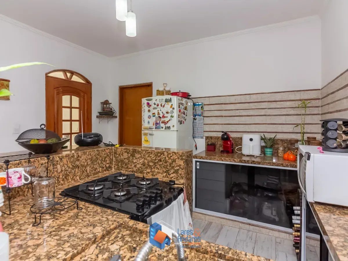 Imagem Sobrado para venda em Vila Zat com 5 quartos, sendo 2 suítes, 200m²