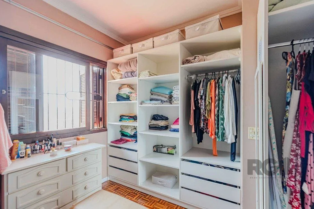 Imagem Casa com 234m², 3 dormitórios, 3 vagas no bairro Partenon